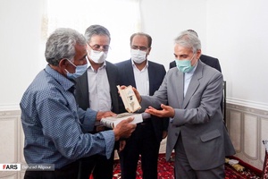 اهدای کلید مسکن‌های روستای خلیل کرد در شهرستان بهار استان همدان به صاحبانش توسط محمدباقر نوبخت، رييس سازمان برنامه و بودجه كشور