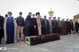 نماز برپیکر مطهر مادر شهیدان کارکوب زاده توسط  آیت‌الله حسینی بوشهری  رییس جامعه مدرسین حوزه علمیه در حرم مطهر حضرت معصومه (س) خوانده شد.