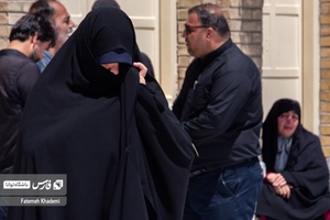 خادمه حضرت عبدالعظیم در حال گریه کردن در مراسم تشییع پیکر مطهر شهید مدافع حرم سعید آبیار است