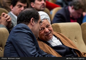 آیت الله اکبر هاشمی رفسنجانی رئیس مجمع تشخیص مصلحت نظام، سید حسن قاضی‌زاده هاشمی، وزیر بهداشت، درمان و آموزش پزشکی در حال گفت و گو ستند