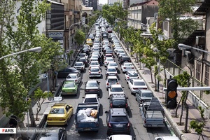 ترافیک خیابان نوفل‌لوشاتو در اولین روز از اجرای طرح فاصله‌گذاری هوشمند  اجتماعی در تهران