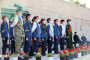 شعر خوانی گروهی از بسیجیان در همایش «احلی من العسل» در اردبیل
