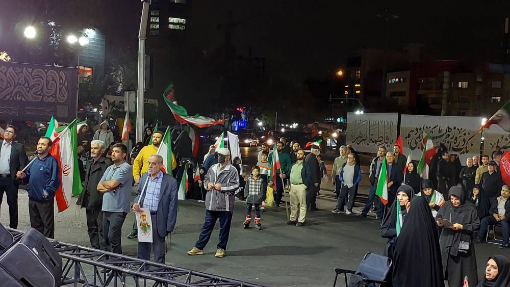اکران فیلم‌ کوتاه «لاشخورهای آهنی» در میدان ونک تهران