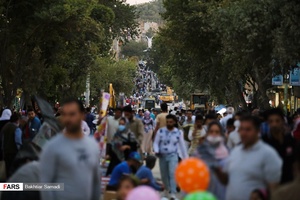 ازدحام بیش از حد جمعیت و عدم استفاده بعضی افراد از ماسک در خیابان فردوسی - میدان آزادی  سنندج