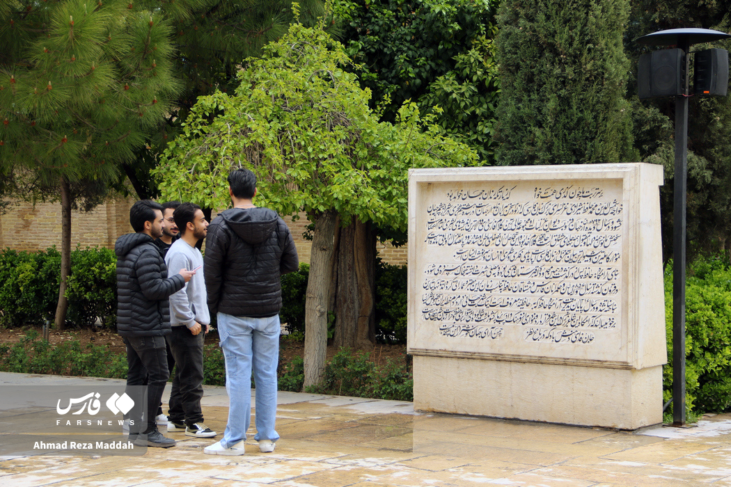 بزرگی در همسایگی ما