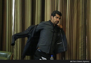 هادی ساعی پس از اتمام ساعت کاری شورا جهت خروج از جلسه آماده می شود.