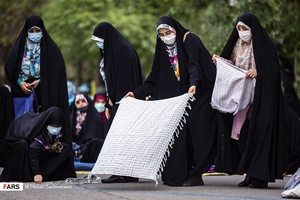 آماده شدن نمازگزاران جهت اقامه نماز عید فطر