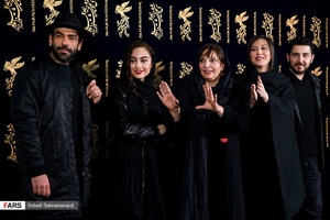 از راست: محمدرضا غفاری، مهتاب کرامتی، منیژه حکمت، ترلان پروانه و بانیپال شومون  در اولین روز سی و ششمین جشنواره فیلم فجر 