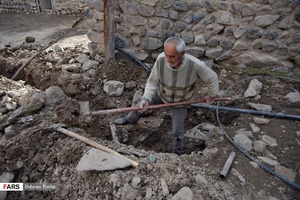 تعمیر لوله ها و انشعاب دهی توسط اهالی روستا به خانه‌ها در روستای «زرده» شهرستان طارم زنجان