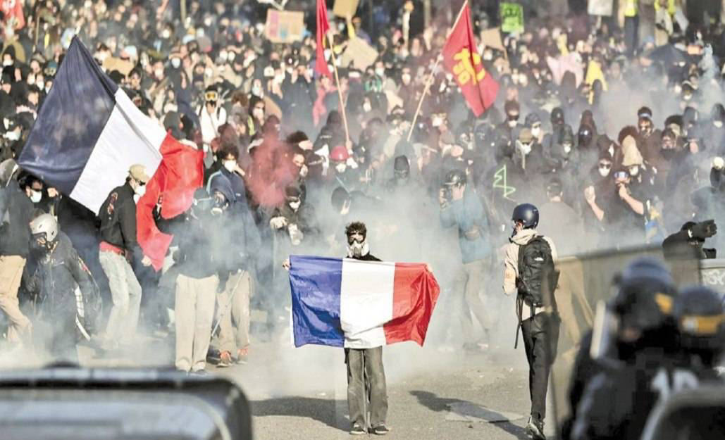 باتوم بدون درد پلیس فرانسه؛ معلم ایرانی از مشاهداتش در پاریس می‌گوید