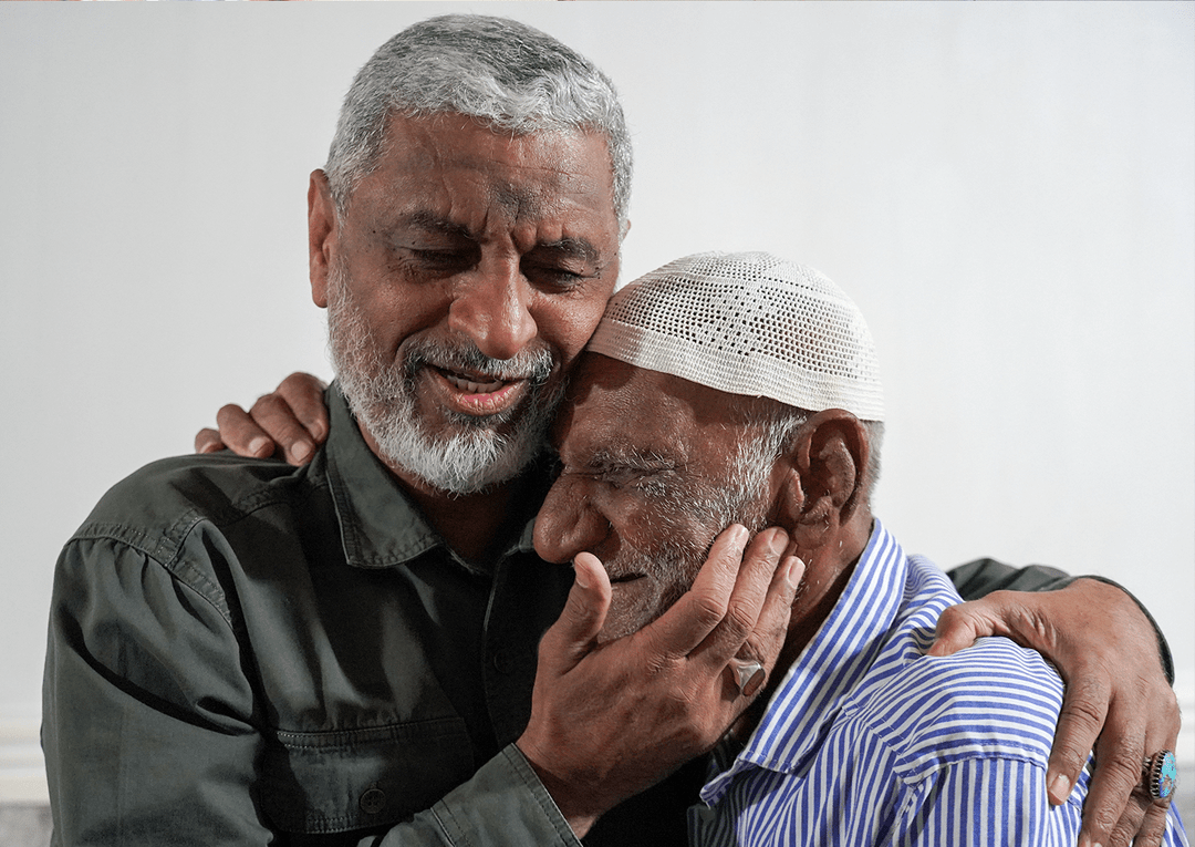 دیدار دریادار عظمایی با خانواده شهدای جزیره هرمز در جنگ تحمیلی سوم