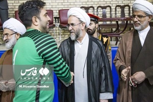 اهدای جوایز توسط حجت الاسلام حکمتعلی مظفری رئیس دیوان عدالت اداری در مسابقات فینال فوتسال جام عدالت