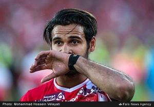 ناراحتی احمد نوراللهی بازیکن پرسپولیس پس از از دست دادن قهرمانی فصل
