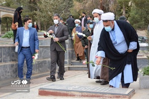 غبارروبی مزار مطهر شهیدان در گلزار شهدای خرم‌آباد