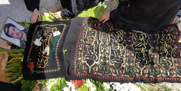 رحیم نیکبخت از مورخان و مولفان حوزه تاریخ انقلاب اسلامی ظهر امروز در خانه ابدی در قطعه هنرمندان آرام گرفت.