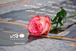 غبارروبی مزار مطهر شهیدان در گلزار شهدای خرم‌آباد