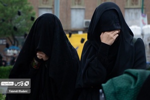 دو بانو که در میدان پاستور در مراسم شهادت آیت الله رئیسی و همراهان ایشان در حال گریه کردن هستند