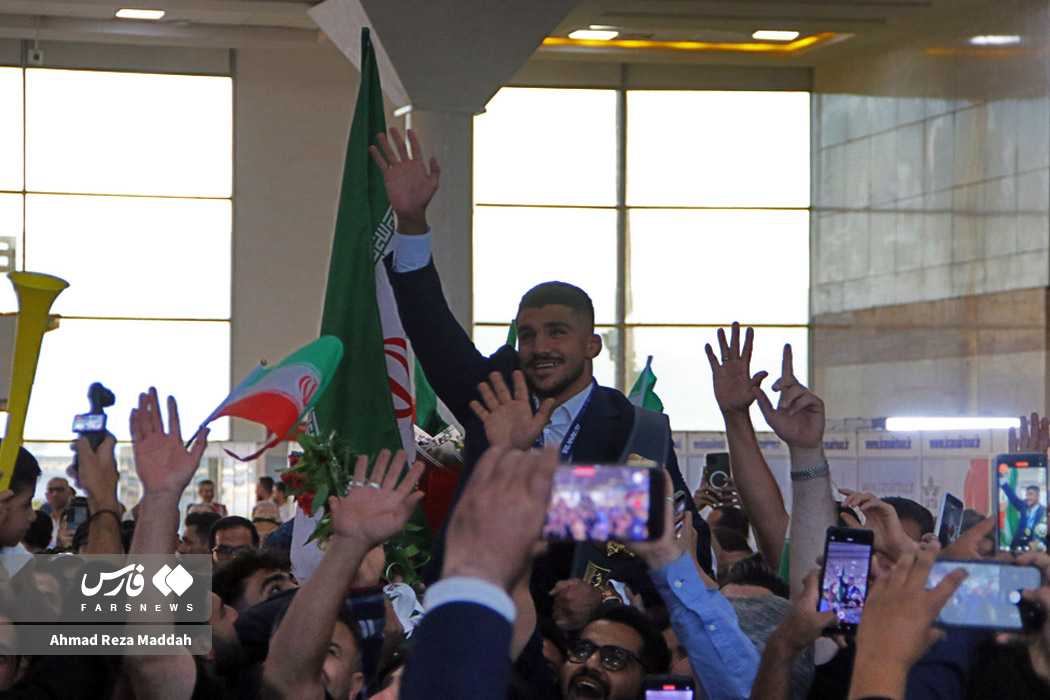 استقبال کاکو شیرازی‌ها از غلامرضا فرخی؛ قهرمان کشتی فرنگی جهان