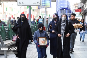 حضور بانوان در ساعات آغازین راهپیمایی جشن 44 سالگی انقلاب  خیابان انقلاب - دروازه شمیران