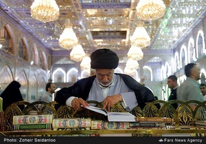 زائران حسینی در حرم مطهر امام حسین (ع)