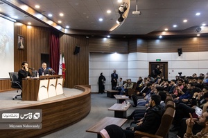 علیرضا زاکانی در حال صحبت درباره مسائل مربوط به ایران مقتدر و تواناییهای ایران در مورد درگیریهای اخیر در منطقه است