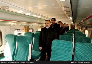 بازدید علیرضا رشیدیان استاندار خراسان رضوی از واگن قطار حومه ای مشهد-بینالود-نیشابور