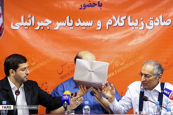 یاسر جبرائیلی معاون آموزش و پژوهش خبرگزاری فارس و صادق زیباکلام فعال اصلاح‌طلب  در نشست  بررسی عملکرد دولت یازدهم