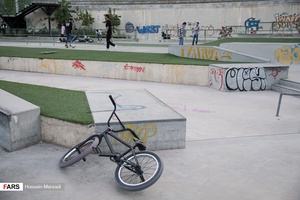 دوچرخه حرکات نمایشی (BMX) در زمین اسکیت پارک بوستان نهج البلاغه رها شده. نوجوانان و جوانان معمولا در این پارکها به صورت خود جوش و تجربی به تمرین می پردازند.