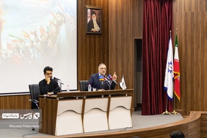 علیرضا زاکانی در حال شرح و توضیح مسائل مربوط به خدمات انجام شده به مردم تهران در مراسم از تهران تا تلاویو است