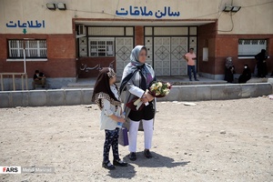 انتظار خانواده یکی از زندانیان آزاد شده توسط بنیاد مستضعفان از زندان بزرگ تهران