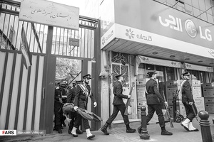 مراسم نمادین بیعت تاریخی کارکنان نیروی هوایی با امام خمینی (ره)