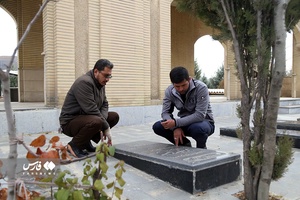 غبارروبی وعطرافشانی گلزار شهدا 
