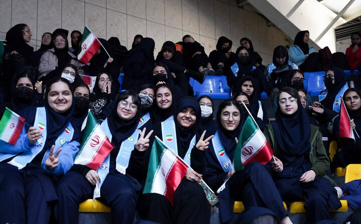 باتوم بدون درد پلیس فرانسه؛ معلم ایرانی از مشاهداتش در پاریس می‌گوید