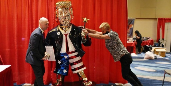 مجسمه طلایی از دونالد ترامپ
