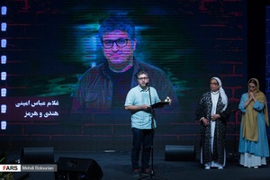تقدیر از عباس امینی کارگردان فیلم هندی و هرمز در مراسم اختتامیه جشنواره فیلم سینما تورز