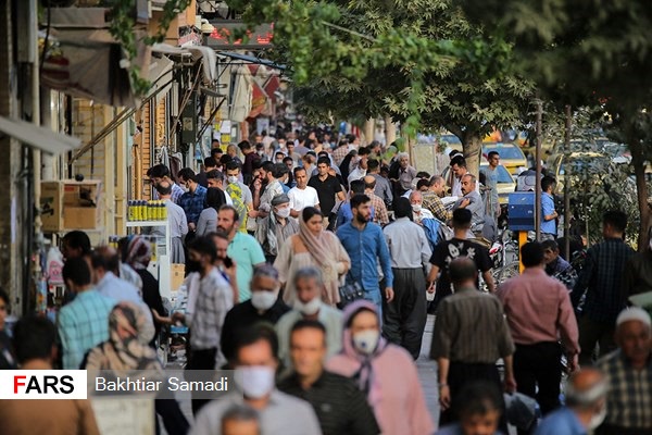 ازدحام بیش از حد جمعیت و عدم استفاده بعضی افراد از ماسک و رعایت فاصله‌گذاری هوشمند در خیابان انقلاب سنندج