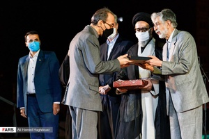 اعطاء نشان درجه هنری توسط غلامعلی حداد عادل هنرمند تبریزی در همایش ملی روز شعر و ادب فارسی و بزرگداشت استاد شهریار.