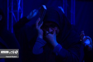 خانمی که در قرآن به سر در حال گریه است