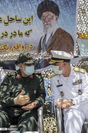 از راست: امیر دریادار حسین خانزادی فرمانده نیروی دریایی ارتش و سردار سرتیپ قاسم تقی زاده جانشین وزیر دفاع و پیشتیبانی نیرو‌های مسلح در رزمایش موشکی ارتش در شمال اقیانوس هند