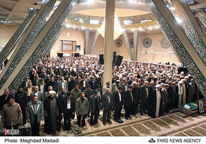 اقامه نماز میت در مراسم تشییع پیکر آیت‌الله عباسعلی عمید زنجانی