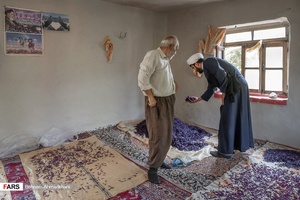 اهالی روستا، گیاهان برداشت شده رو عموما در خانه و به روش طبیعی خشک می‎کنند. حاج ابراهیم برای راهنمایی و کمک به آنها سر می‌زند.