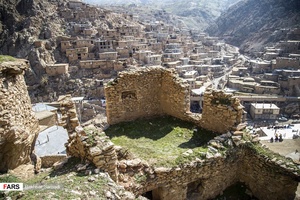 معماری پله کانی و بافت سنگی خانه های  روستای پالنگان منطقه هورامان