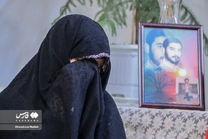 لحظه اعلام خبر شناسایی هویت شهید گمنام به خواهر شهید «حسین علامه»