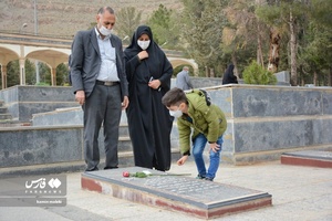 غبارروبی مزار مطهر شهیدان در گلزار شهدای خرم‌آباد