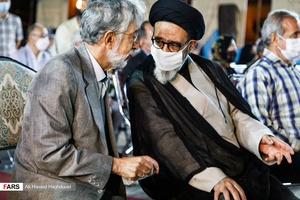 حجت الاسلام والمسلمین سیدمحمدعلی آل‌هاشم نماینده ولی فقیه در آذربایجان شرقی و امام جمعه تبریز در حال صحبت با غلامعلی حداد عادل مشاور عالی مقام معظم رهبری و رئیس فرهنگستان زبان و ادب فارسی در  همایش ملی روز شعر و ادب فارسی و بزرگداشت استاد شهریار است.
