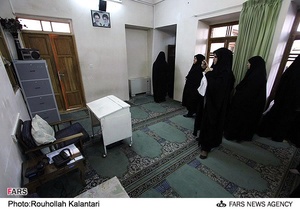بازدیدکنندگان در منزل حضرت امام خمینی(ره) در قم