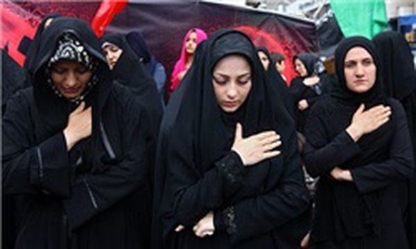 اقامه نماز در ظهر روز شهادت حضرت زهرا(س) در میدان فاطمی