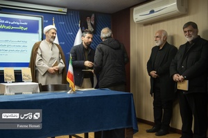 از خانواده شهدای  کتاب  "بی‌چتر زیر باران" در مراسم رونمایی کتاب "بی‌چتر زیر باران" تجلیل کردند