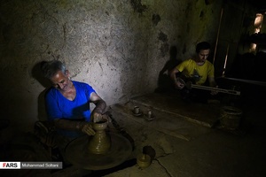 بعد از سپری شدن چندین روز، محب علی محبی ظروف سفالی خشک شده را بررسی میکند تا شکستگی و یا ایراد فنی نداشته باشند.
