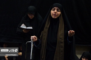 خانمی که در حال گفتن ذکر و دعا است